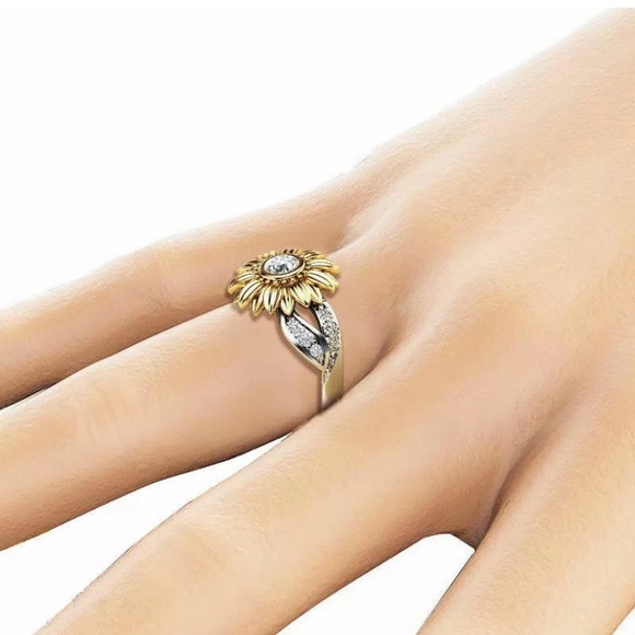 Gorgeous Crystal Sunflower Ring White Topaz Ring - Picture 5 of 5